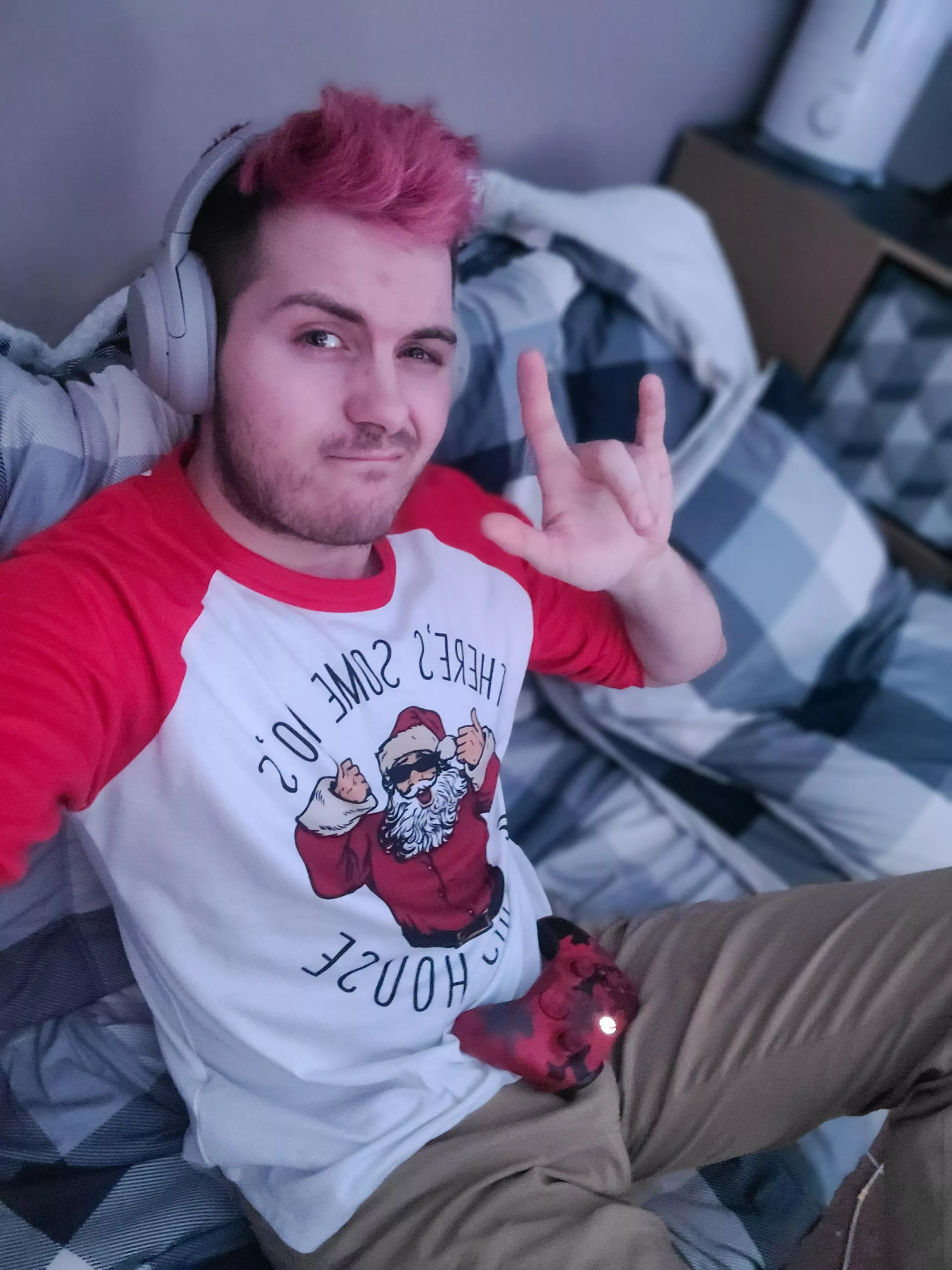 What's everyone playing on this Tuesday night? I can't decide between World Of Tanks on Xbox, or Population One on Oculus. 😬