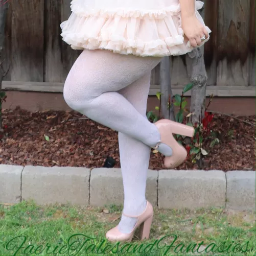 What’s your favorite tights combination? Do you like them with heels? Under dresses? Peeking out from the top of high boots? Do you prefer just the long line uninterrupted?