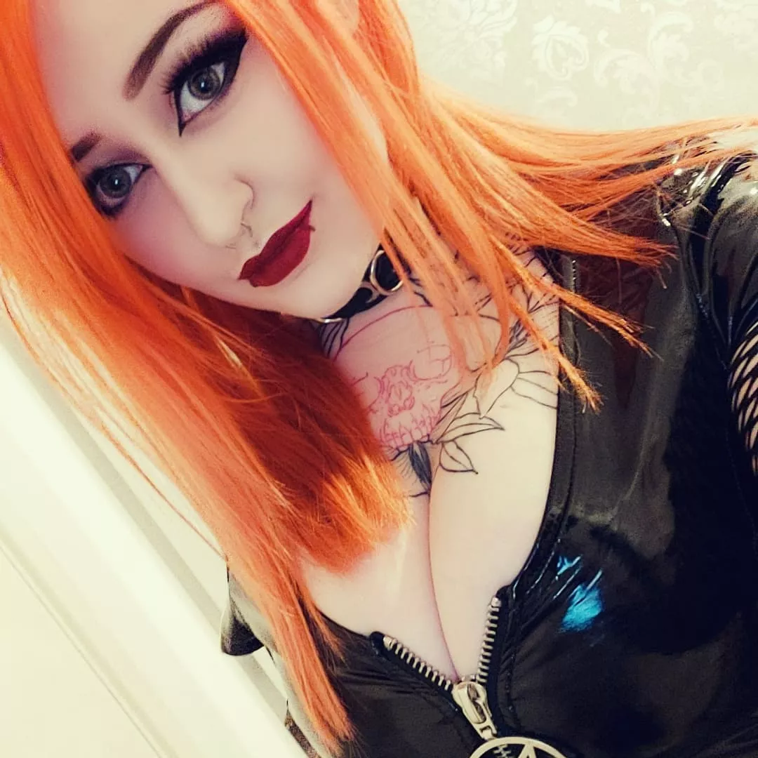 What's your favourite hair colour on a cute emo girl? 🖤