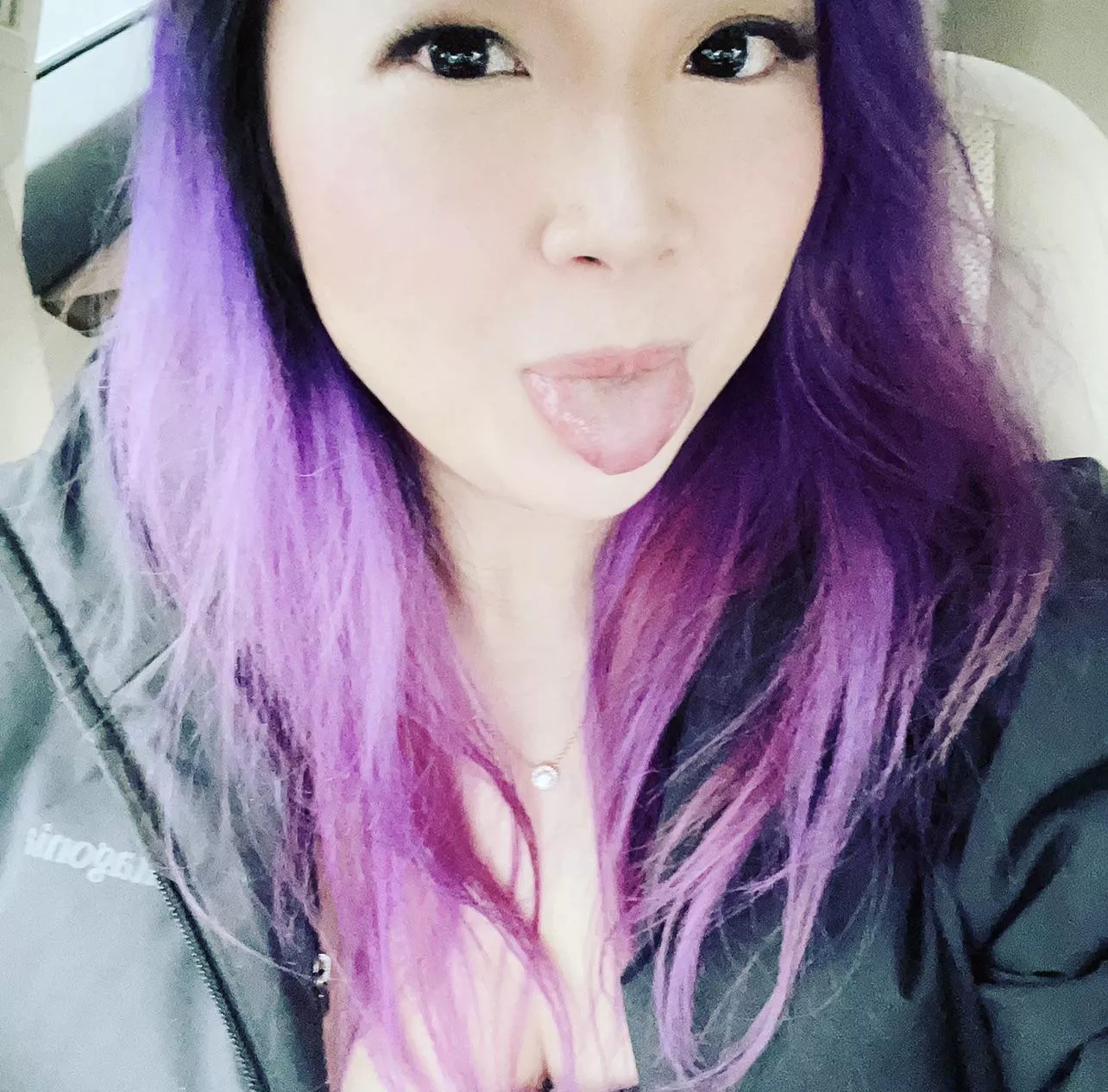 When you send your husband a picture just before meeting a discreet Fwb π When you send your husband a picture just before meeting a discreet Fwb π