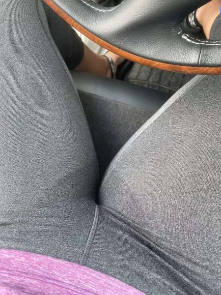When you wear gray leggings to the gym to workout ππ
