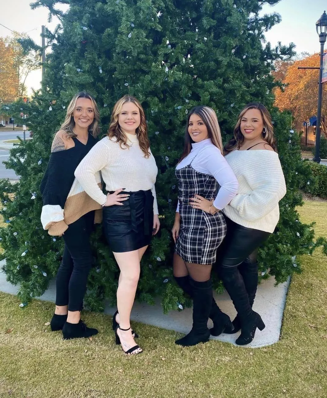 Which one would you pick? 🖤🤍🎄