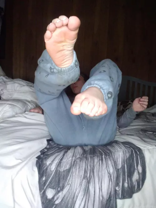 White nails and scrunched somes3