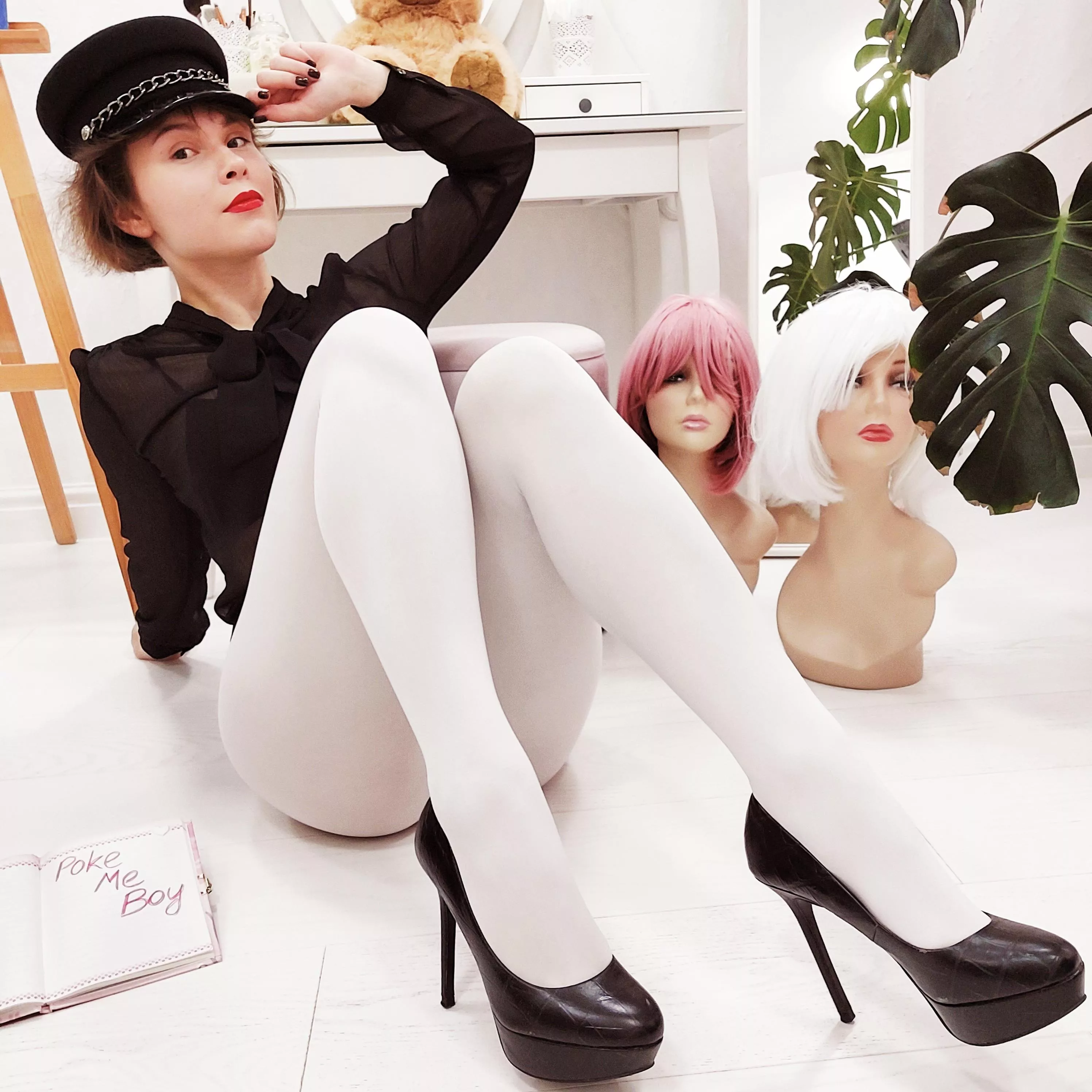 White pantyhose plus red lipstick 🖤😍 [F]