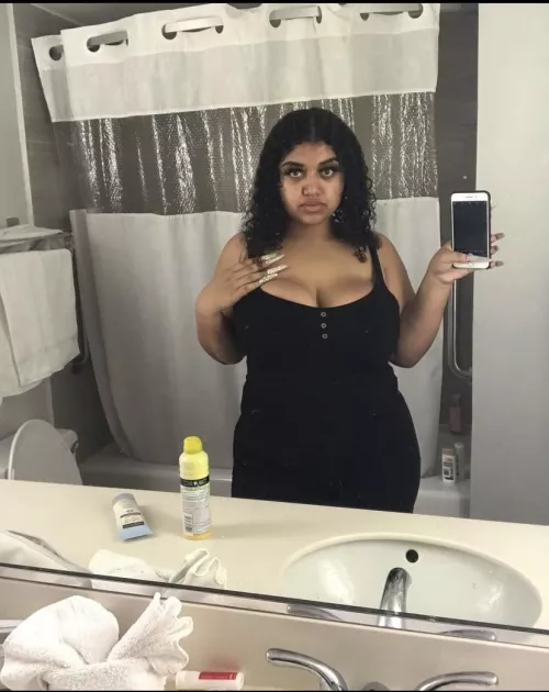 Who also loves long nails?