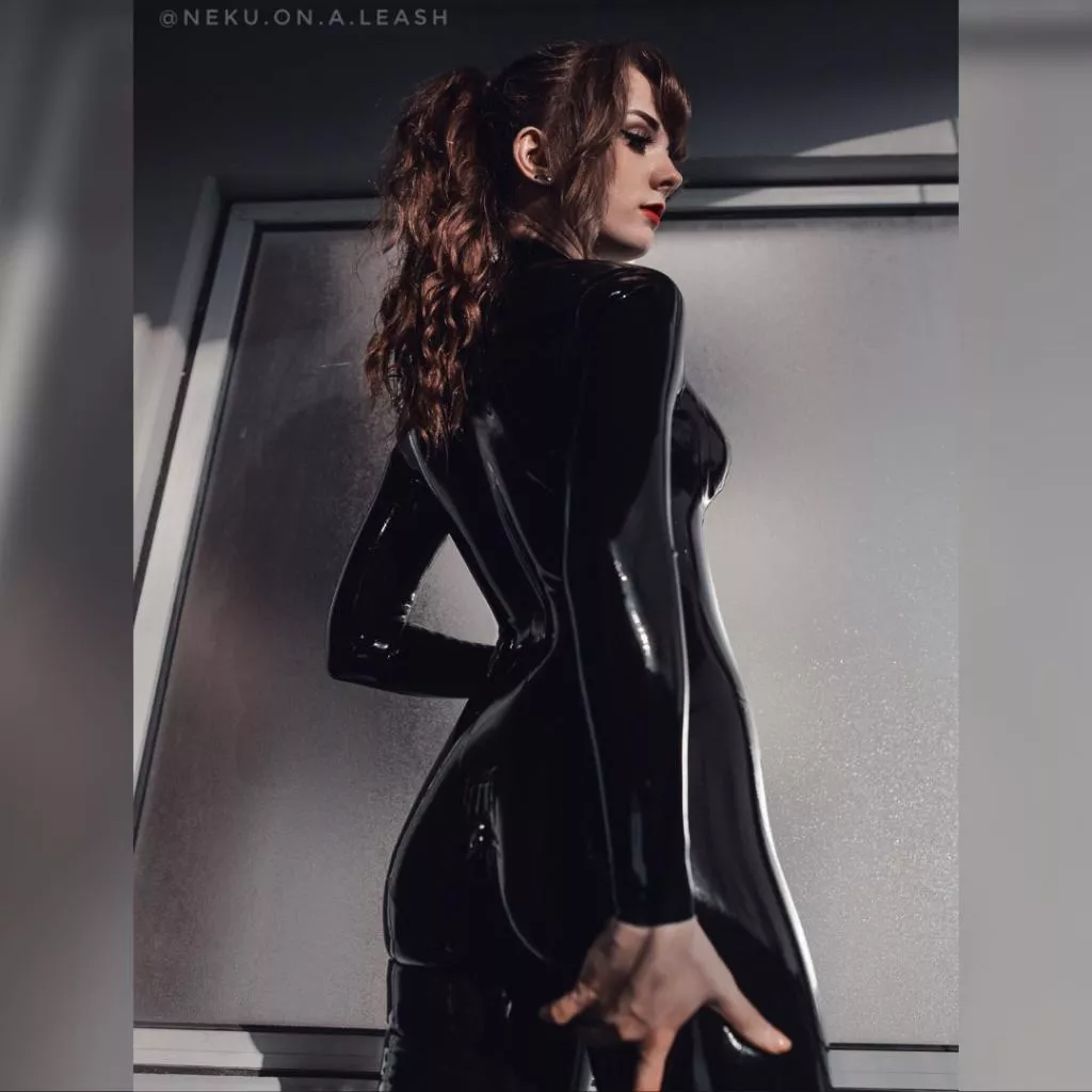 Who doesn't like a lil' shiny latex bootay?🍑 Picture by @mai.captures 📸 Who doesn't like a lil' shiny latex bootay?🍑 Picture by @mai.captures 📸