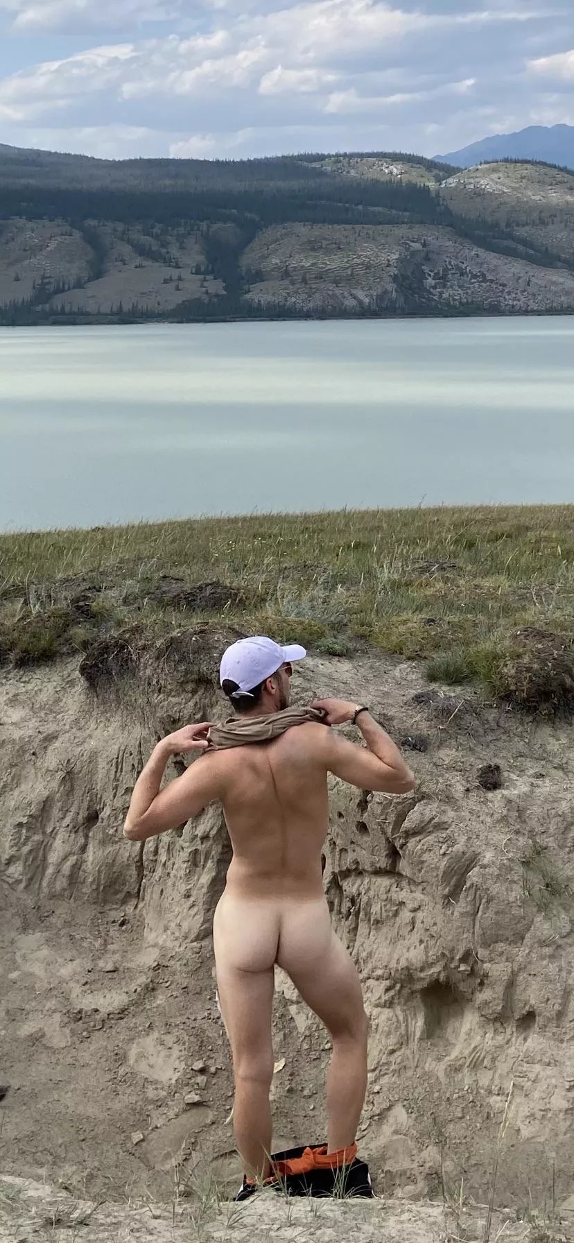 Who doesn’t love a good Colorado mountain hike? 🍑 ⛰