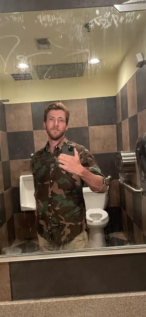 Who doesnβt love bathroom selfies!? π