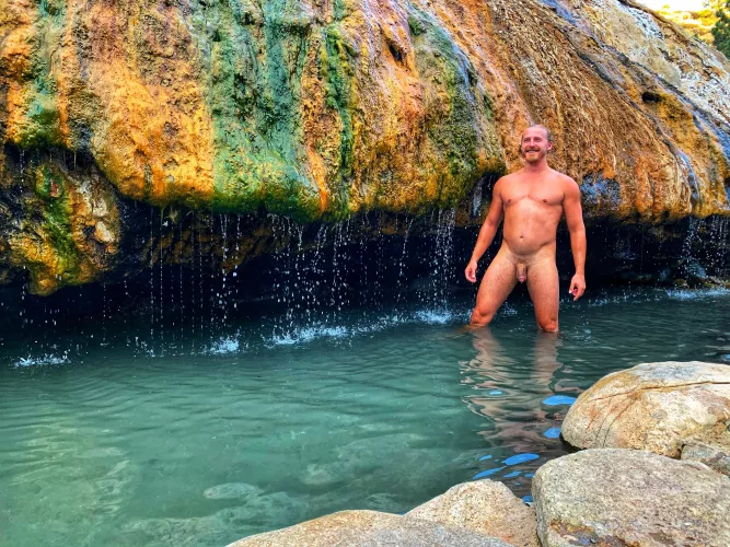 Who else enjoys hot springs the right way? 😉💚 FREEDOM!