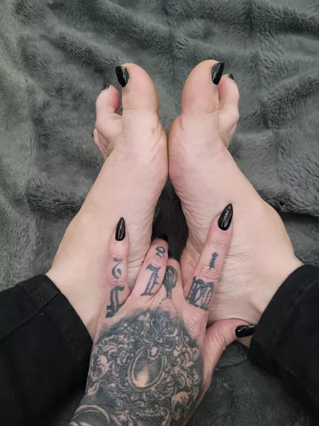 Who else finds feet beautiful? 💋🖤🔪