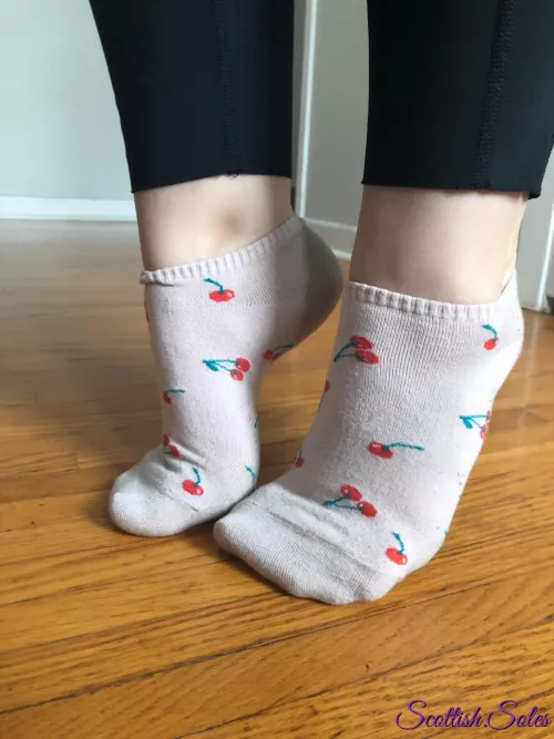 Who else is dying for a pair of my socks? 🤤 just finished a workout for you! 😇