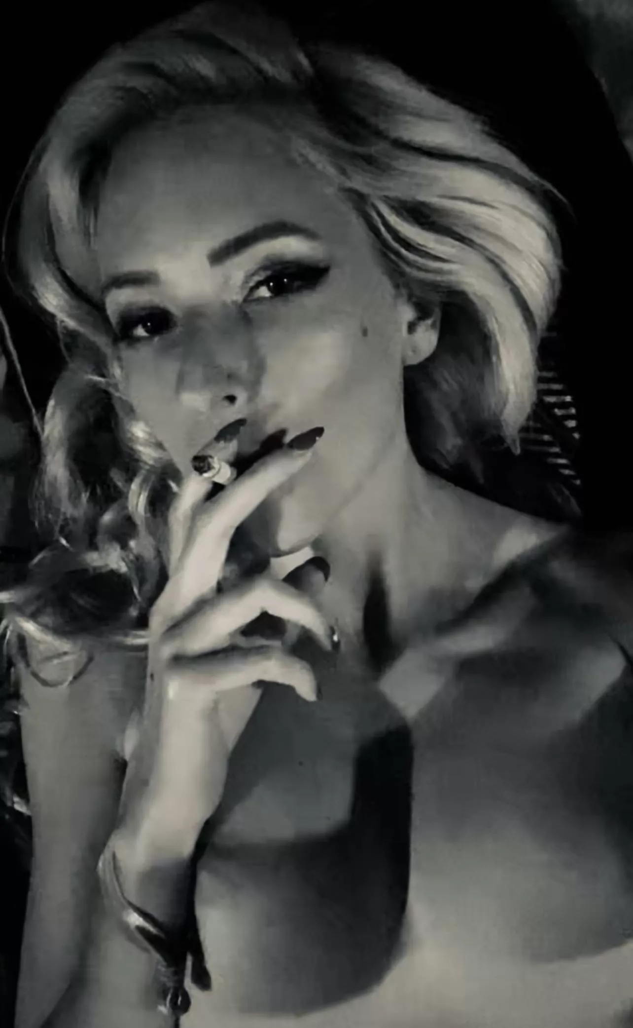 Who else likes to smoke after sex?😈🚬