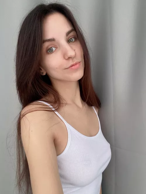 Who here appreciates smaller chests with no bras? 💗