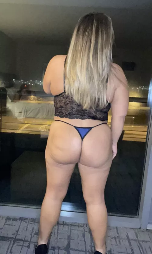 Who is into thick milfs? Would you play with me?