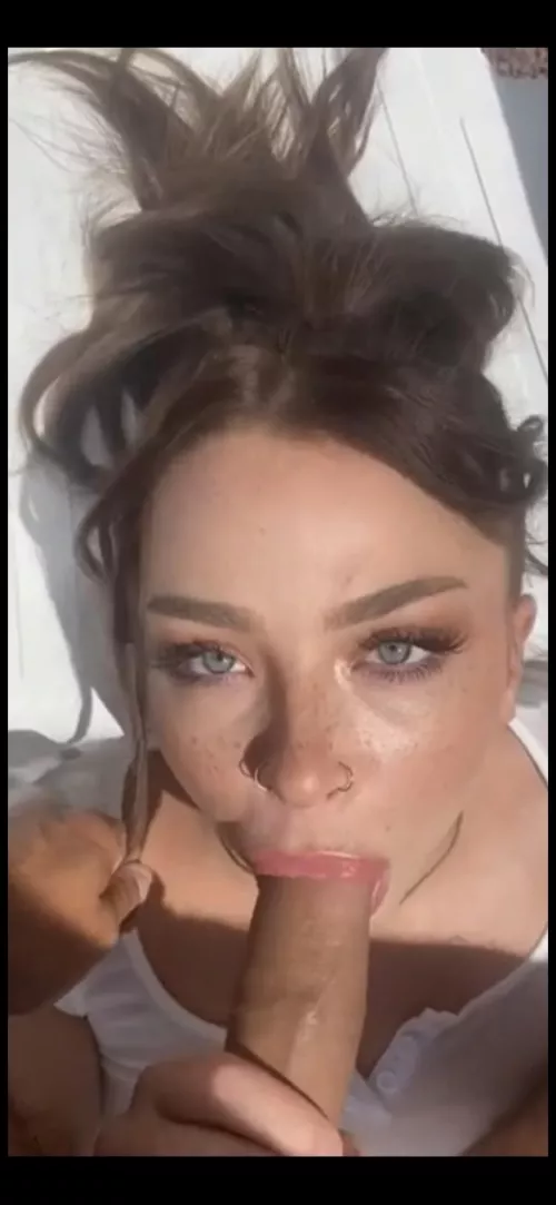 WHO IS SHE? 😍😩😩