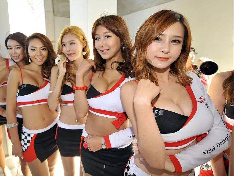 Who is the girl in the right side? Is ultra hot. Is I the 2010 Korean F1 GP