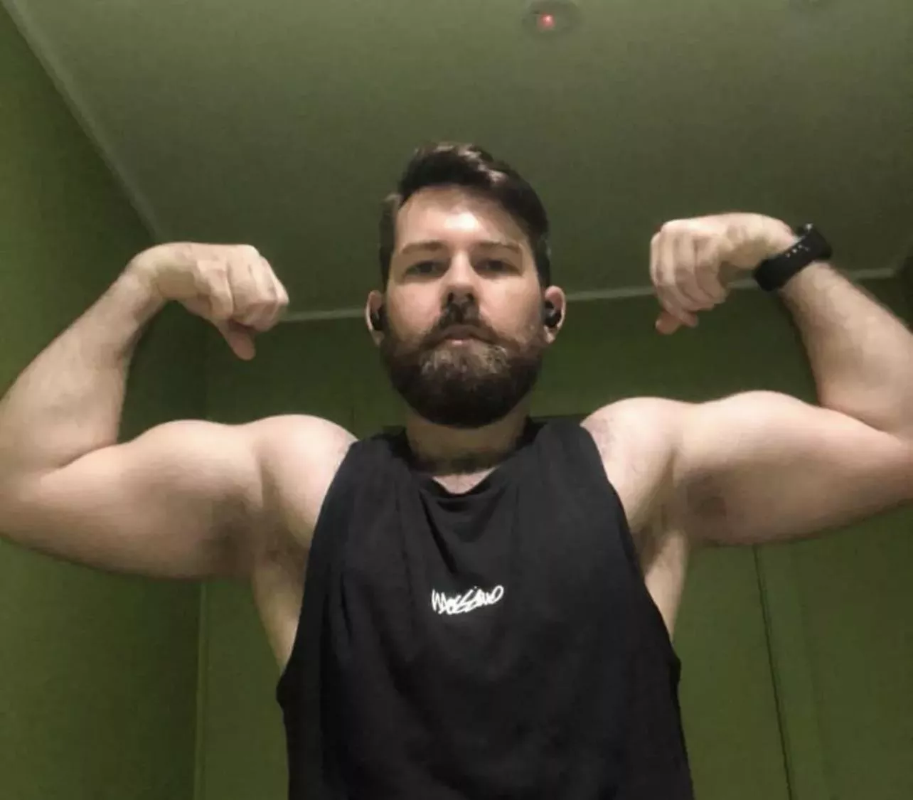 Who knew working out would be so beneficial. Another day another bicep flex. Hehe Who knew working out would be so beneficial. Another day another bicep flex. Hehe