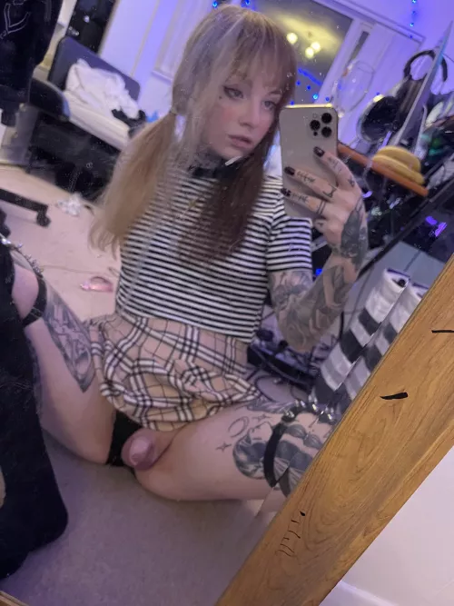 Who likes emo chicks with dicks? 🖤