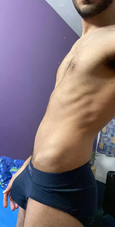 Who likes my briefs bulge? 😏