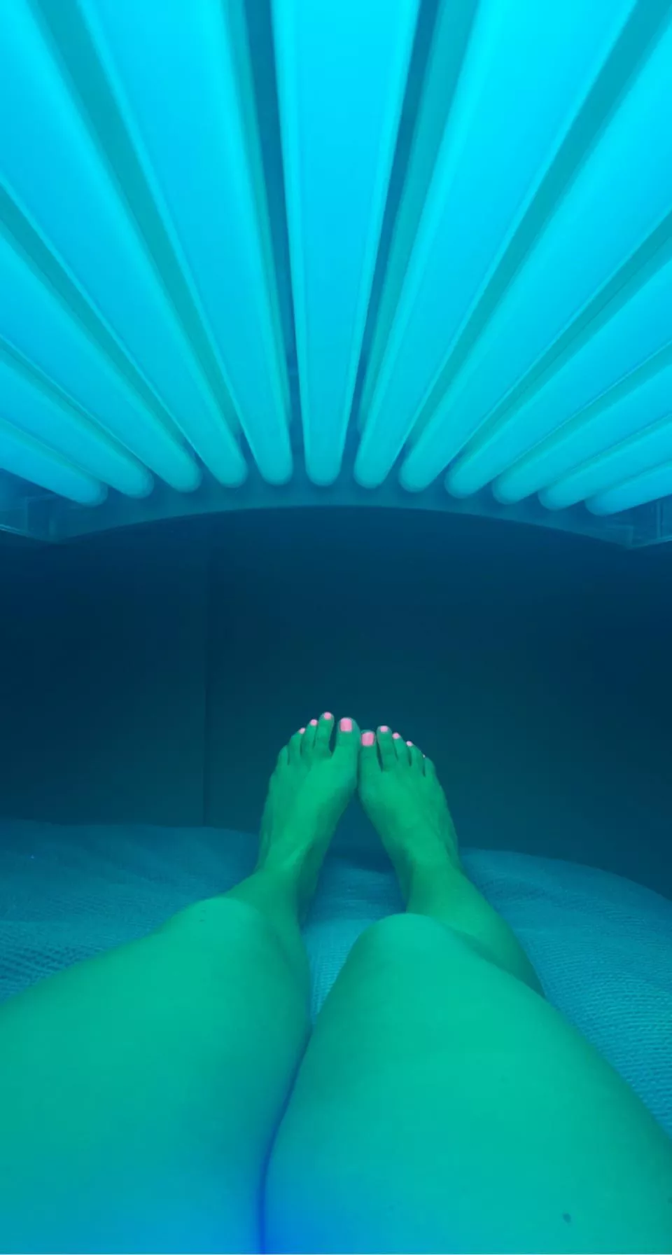 Who likes my nail color in the solarium?