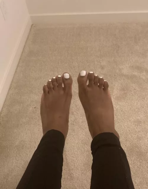 who likes my white toes 🥰🥰