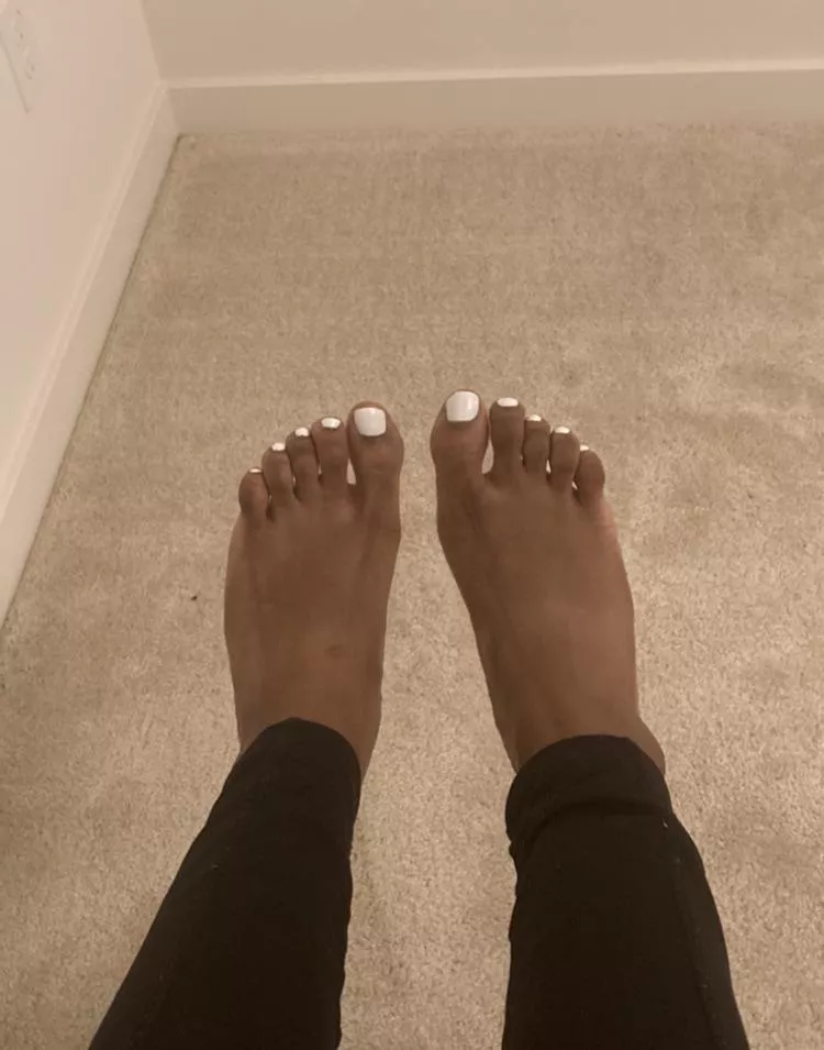 who likes my white toes 🥰🥰