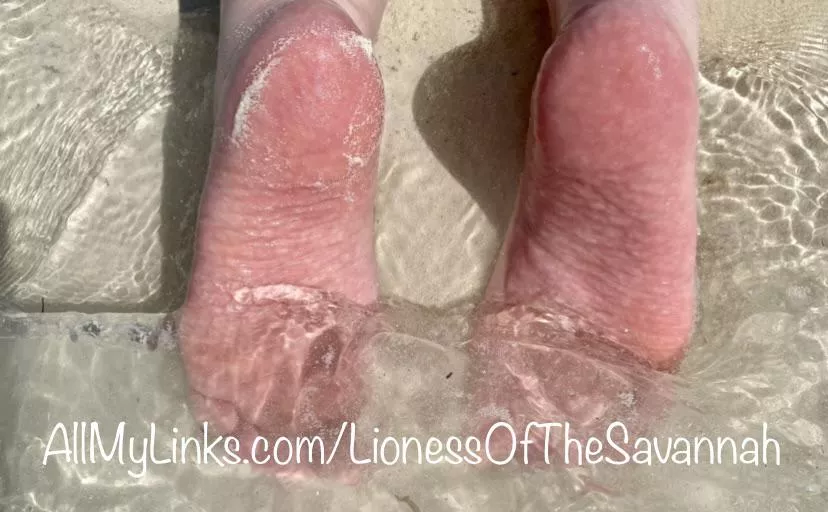 Who likes seeing sexy soles on the beach?! 🏝 DM me if you want to see more! 😋