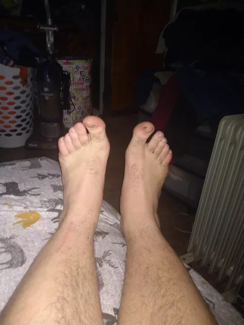 Who likes size 15 feet 😈 attached to fat white 🍑