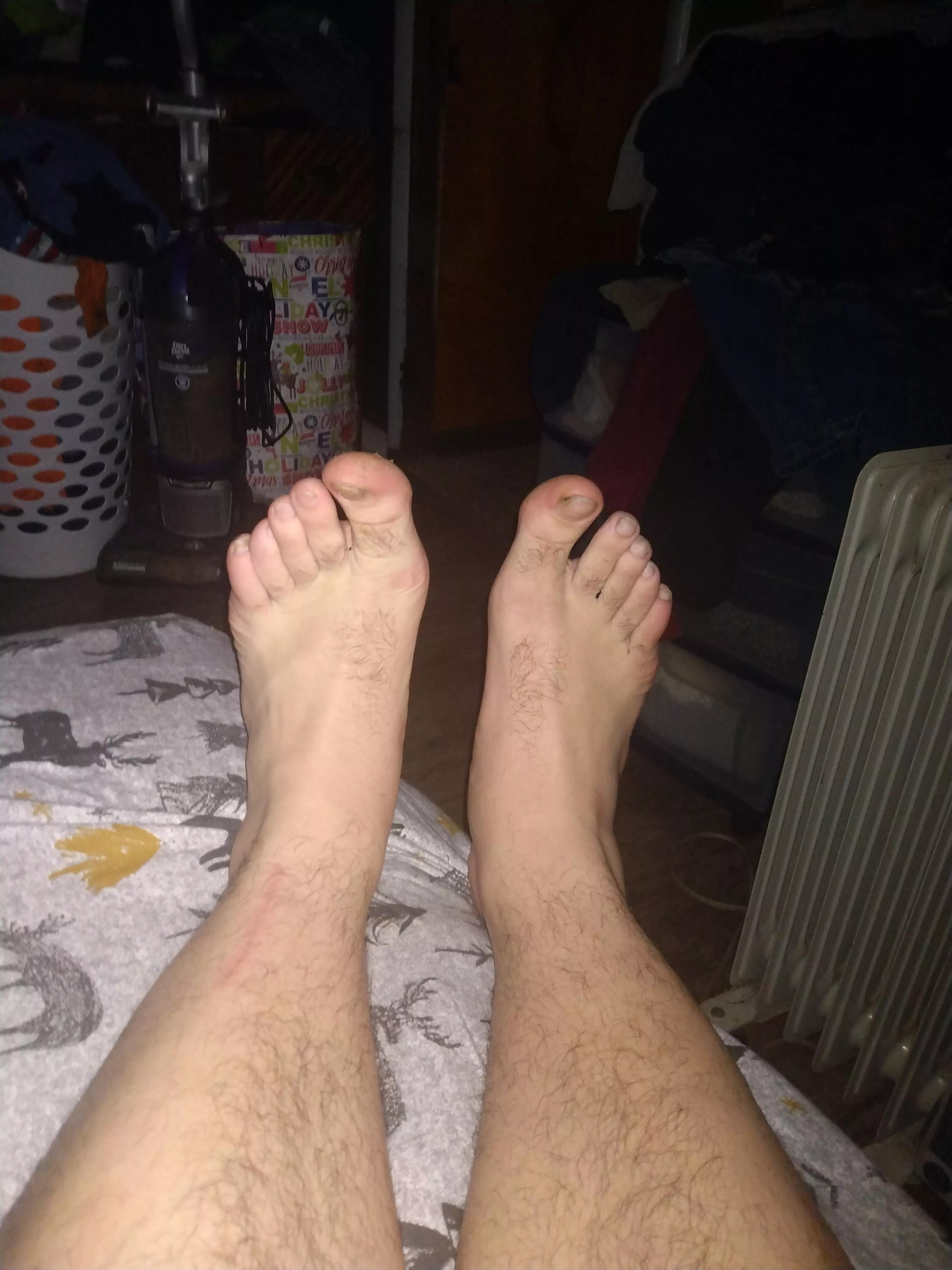 Who likes size 15 feet 😈 attached to fat white 🍑