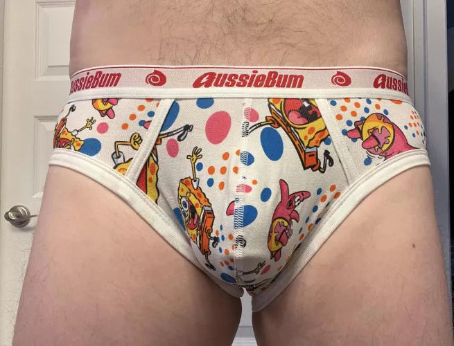 Who lives in a pineapple under the sea?