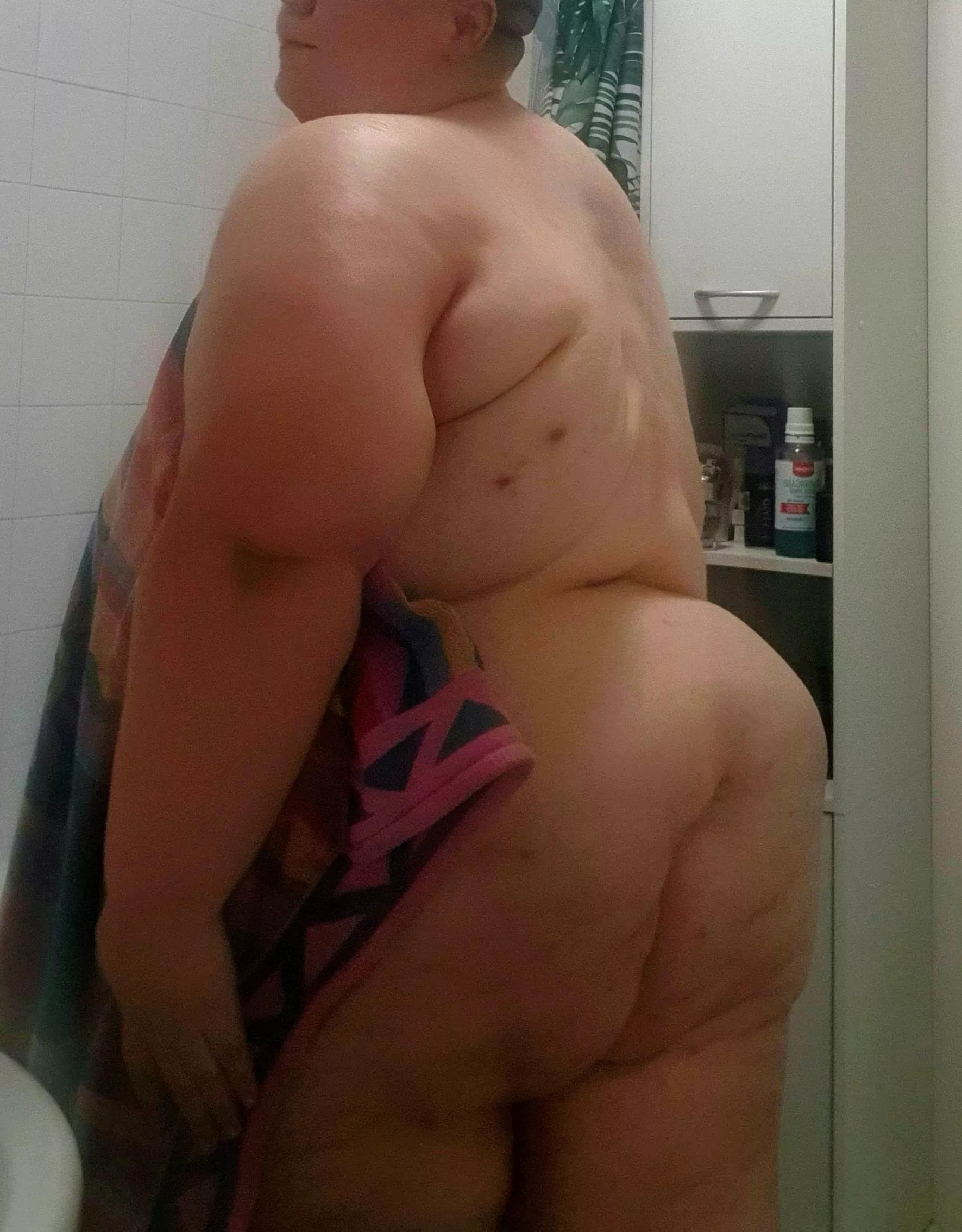 Who loves them some back rolls 😜 I used to hate my back rolls but now I've learned to love them😍