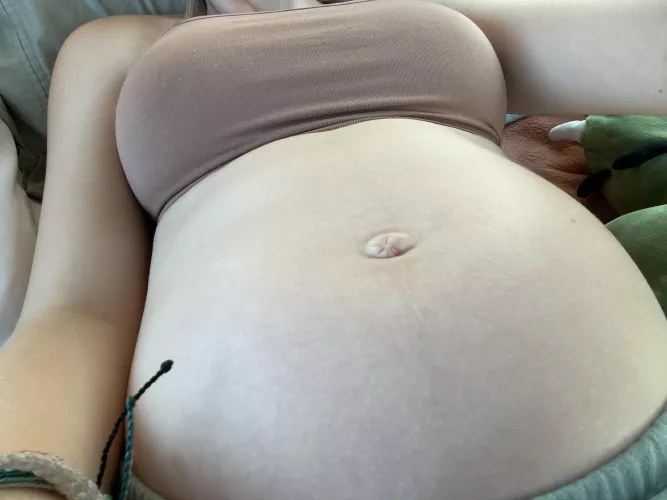 Who loves upclose bump shots?βΊοΈπ (24weeks)