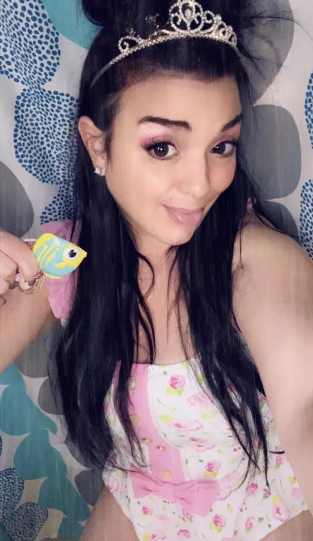 Who says you can’t wear a tiara to take a bath?!