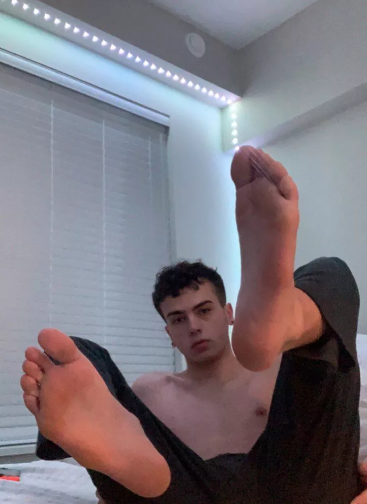 Who thinks I have pretty feet?