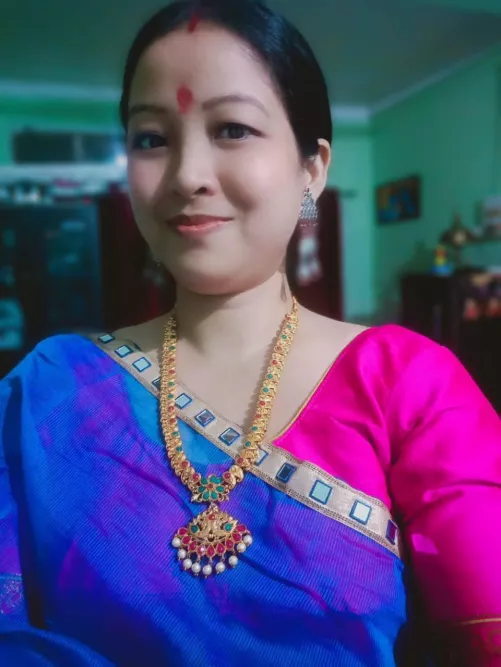 Who want to see her sucking a cock!!