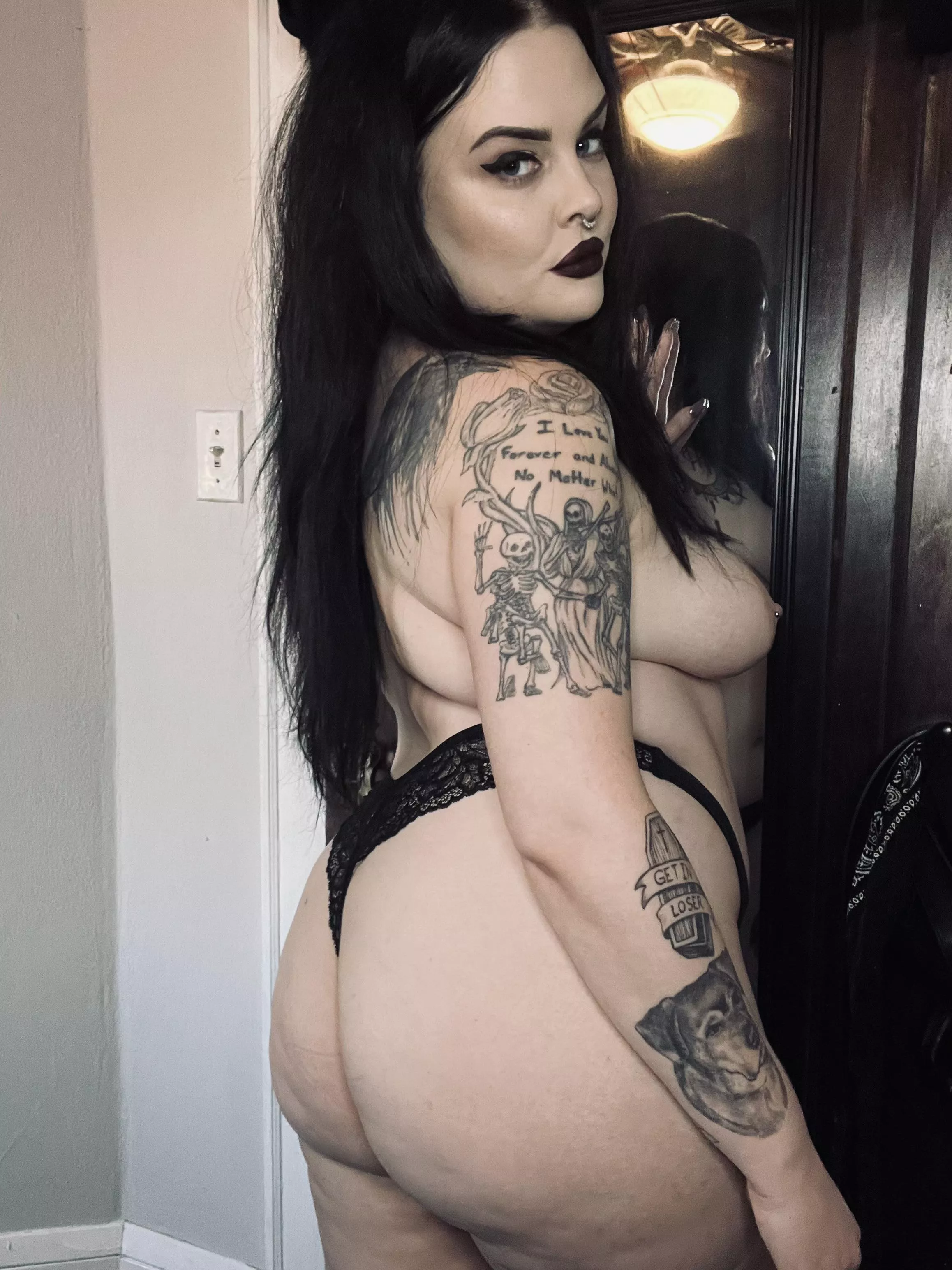 Who wants a big ass AND big tiddy goth gf? Who wants a big ass AND big tiddy goth gf?