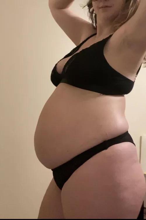 Who wants a midnight snack?🤰🏼🔥 Check my bio😘