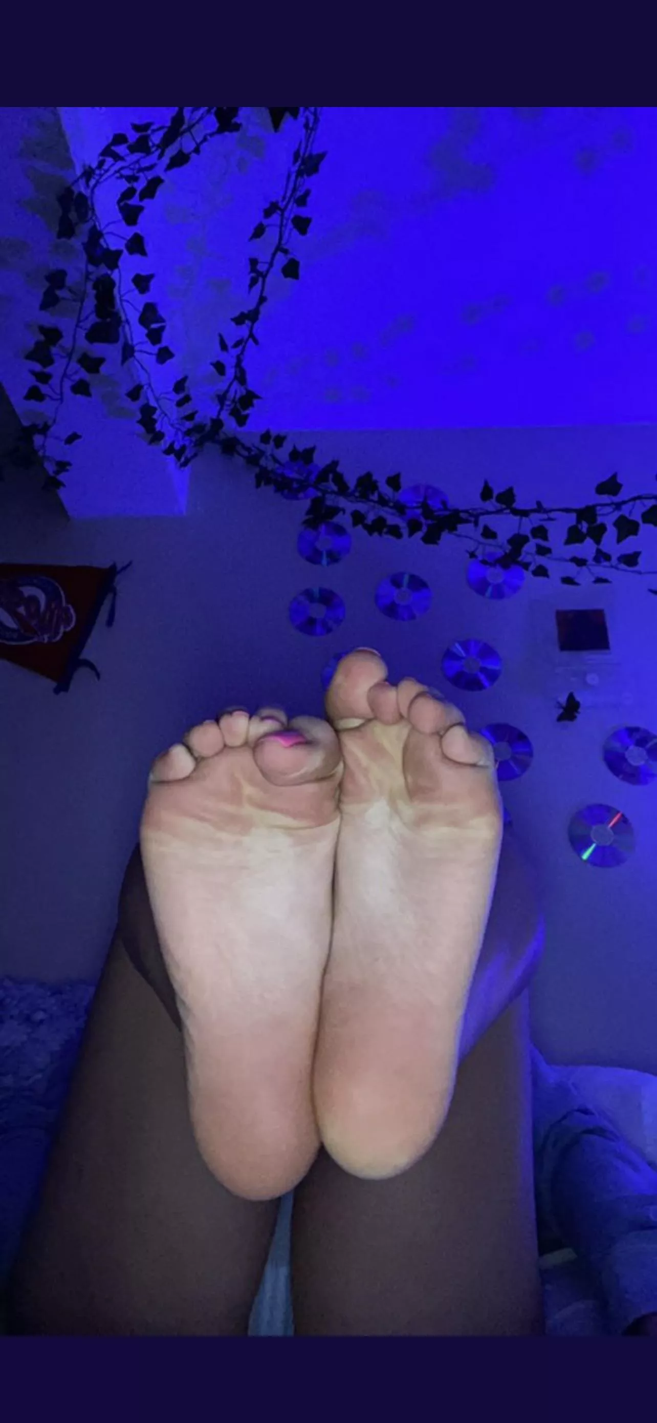 Who wants my big size 11’s in their face?😏😘 Who wants my big size 11’s in their face?😏😘