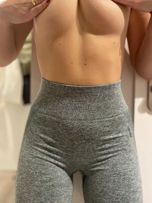 Who wants to be my favourite Redditor and kiss my cameltoe ? 😇