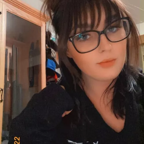 Who wants to cum in my hair need it bad