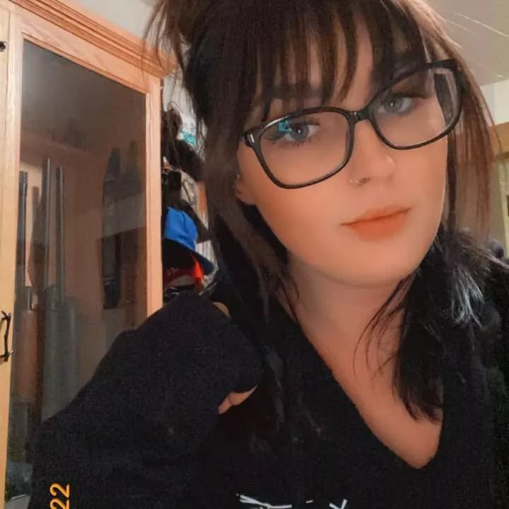 Who wants to cum on my face