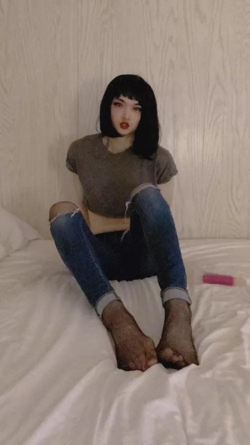 Who wants to cum on my nylons? 💦