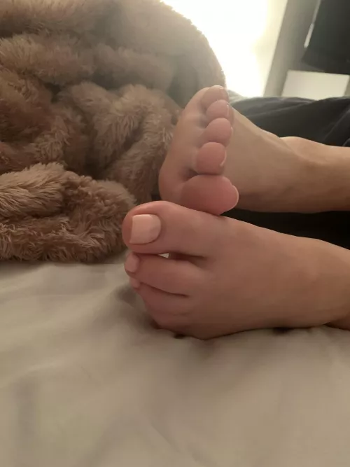 Who wants to cum on my toes?