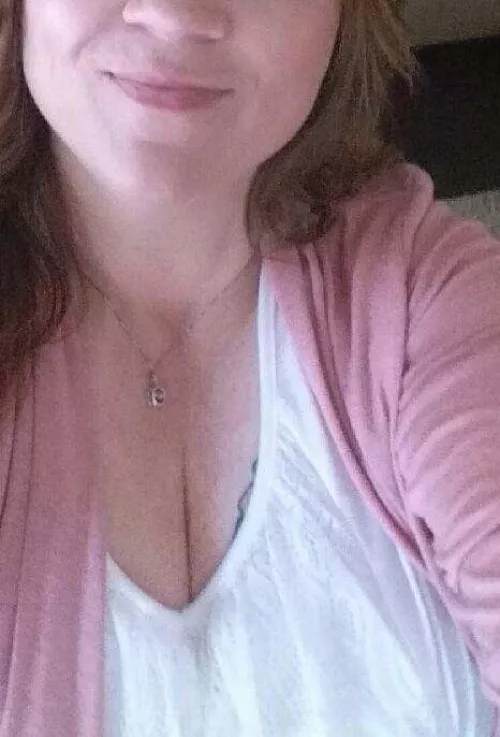 Who wants to face fuck my wife