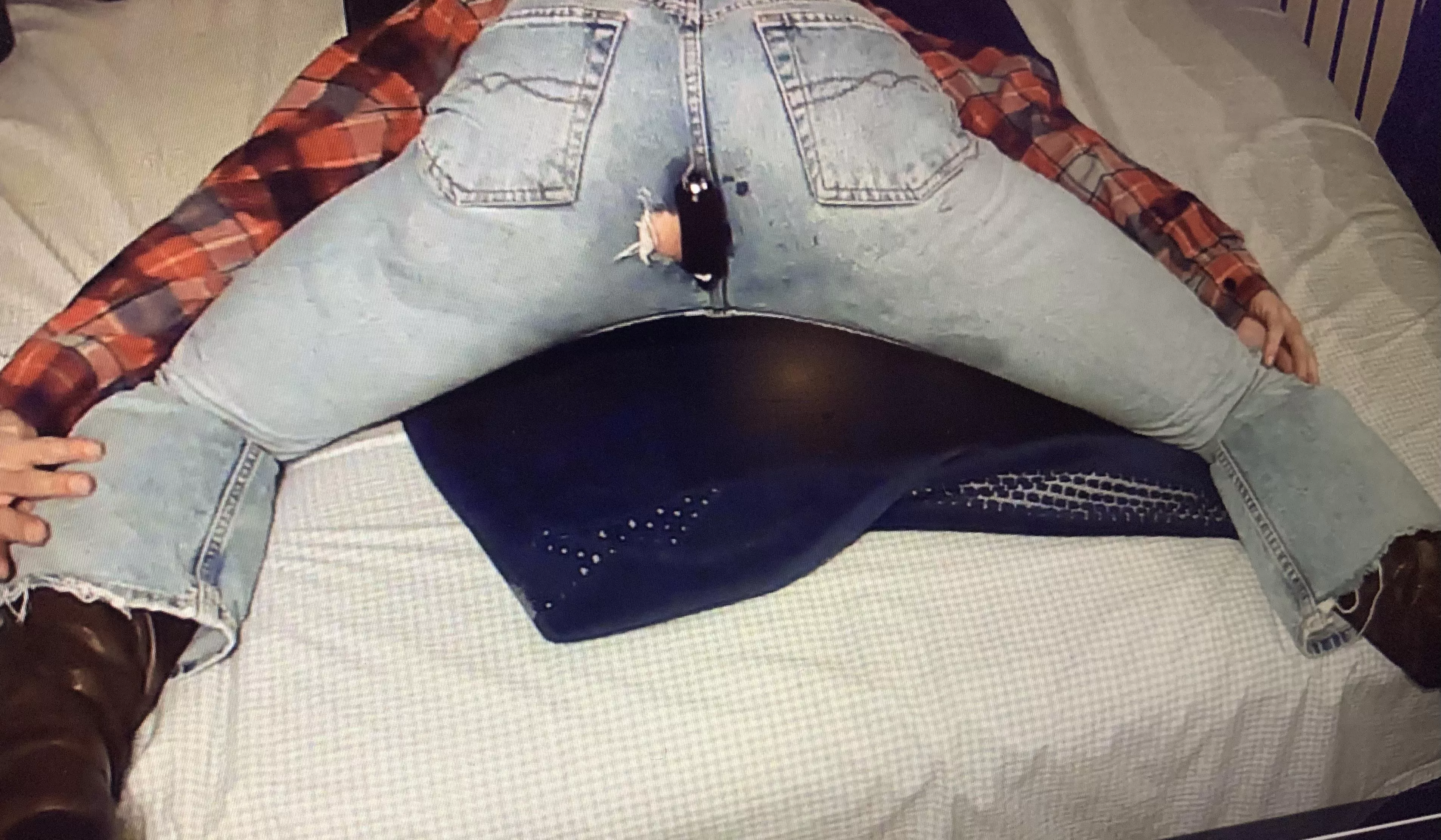 Who wants to fuck my cowgirl ass in this jeans?