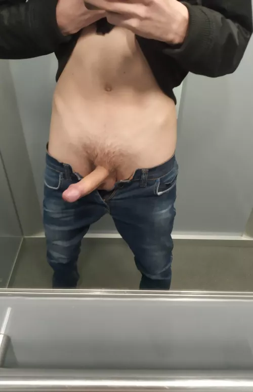 Who wants to give me a blowjob in the elevator? π