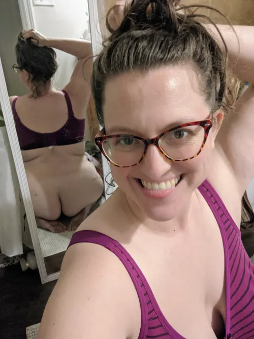 Who wants to give this cutie and her booty some attention? 😌