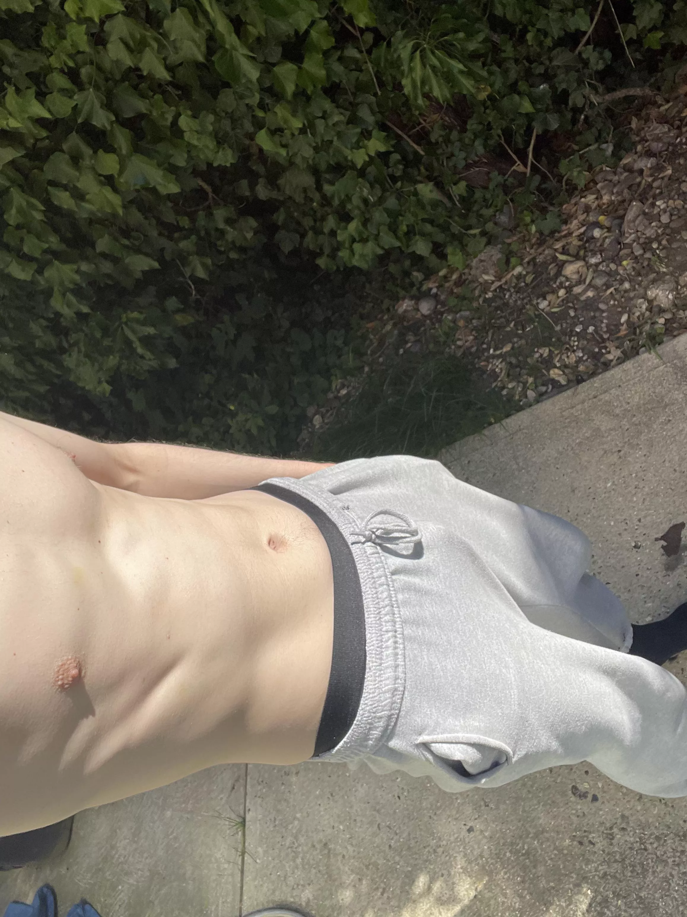 Who wants to kiss my stomach and takes these trackies off? 🤨
