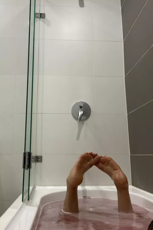 Who wants to lick my warm wet soles? 🥵