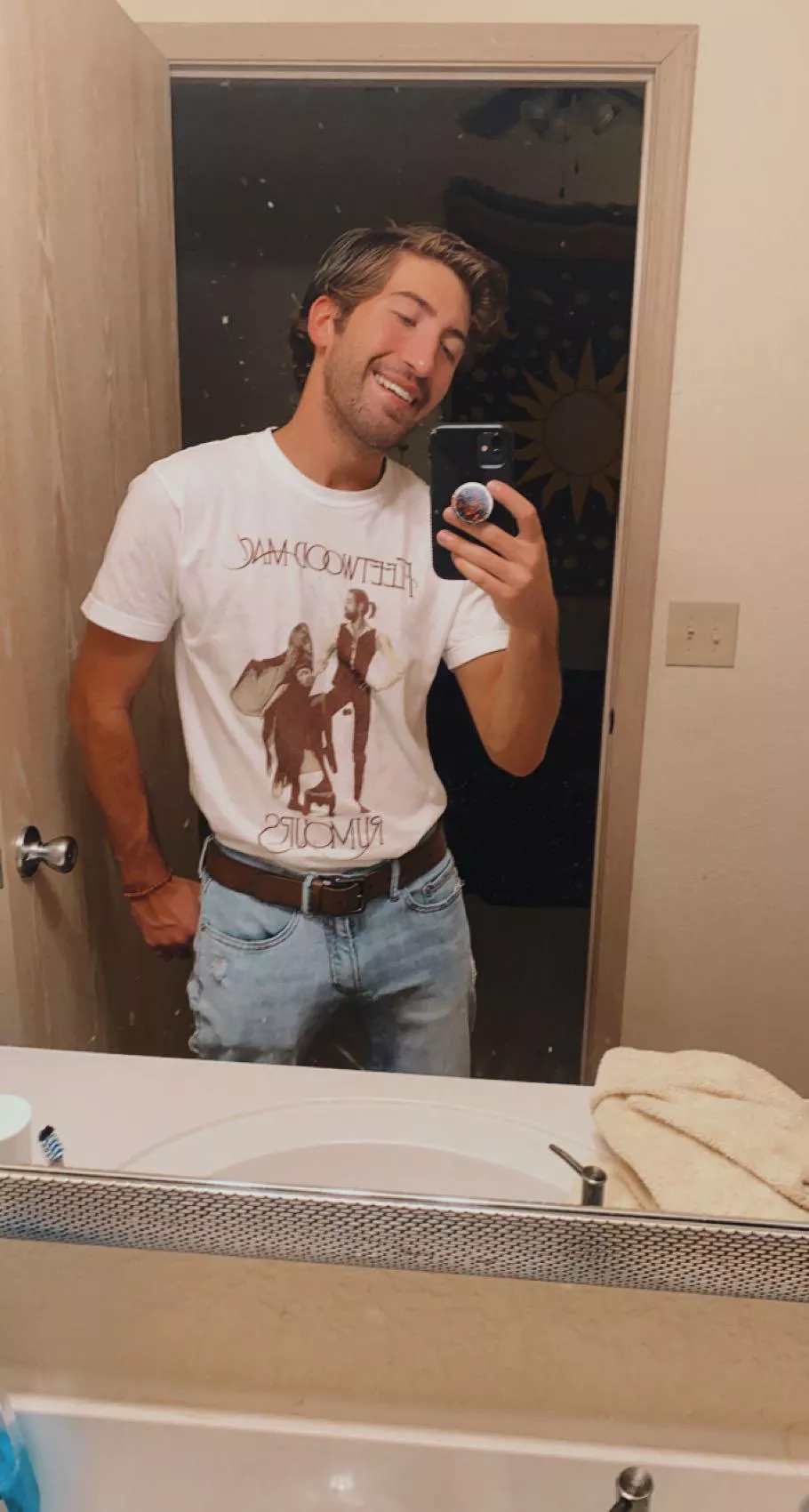 who wants to play video games and listen to fleetwood mac on repeat?🌞